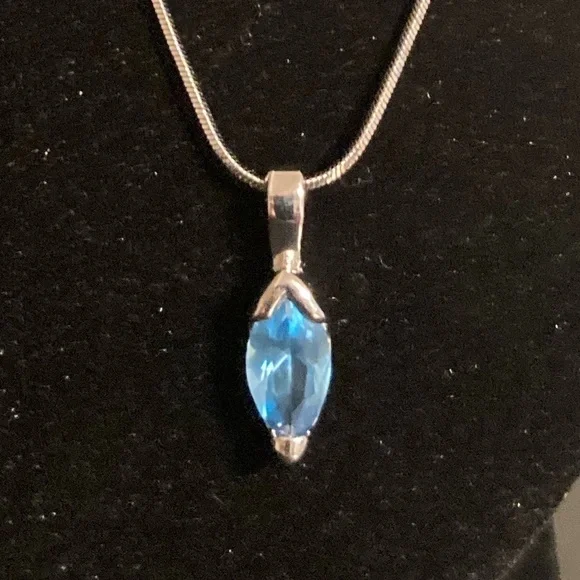 Beautiful blue sparkly pendant - Picture 2 of 2